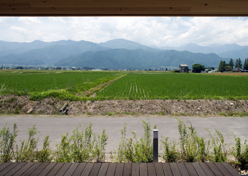 常念岳を望む安曇野の家／尾日向辰文建築設...