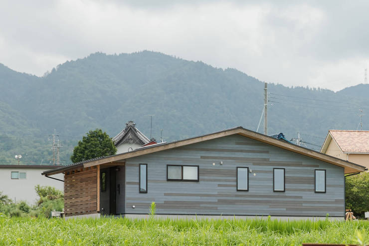 外壁が印象的な丘の上の平屋の家