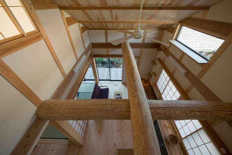 吹き抜けに丸太梁が力強い終の棲家