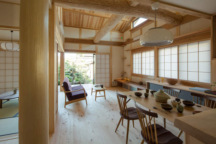 吹き抜けに丸太梁が力強い終の棲家