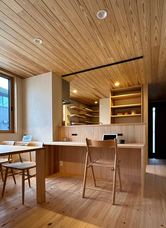 家族の暮らしを見守る大きな本棚のある家 ...