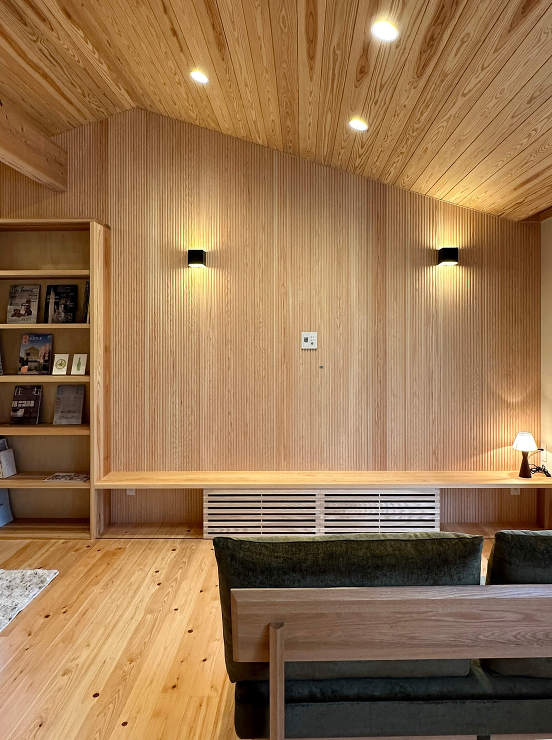 家族の暮らしを見守る大きな本棚のある家 ...