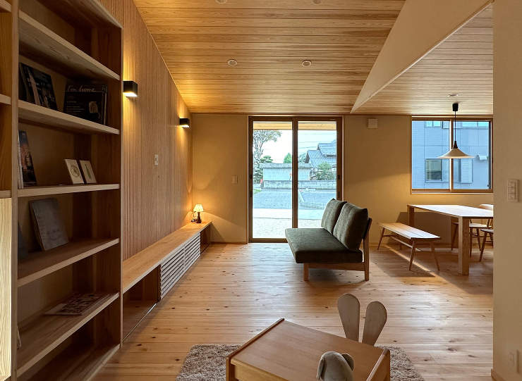 家族の暮らしを見守る大きな本棚のある家 ...