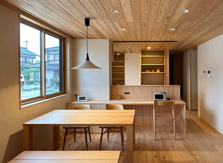 家族の暮らしを見守る大きな本棚のある家 ...