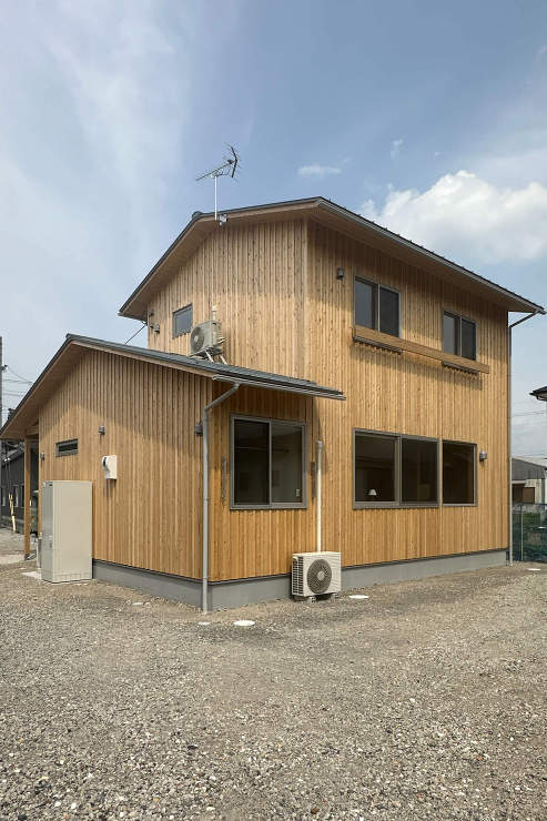 大きな造作テーブルが家族の真ん中にある家...