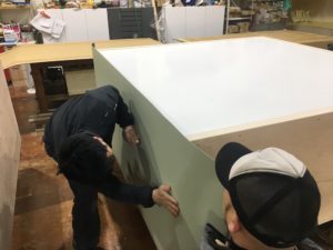 造作家具にリノリウムシートを表面材として...