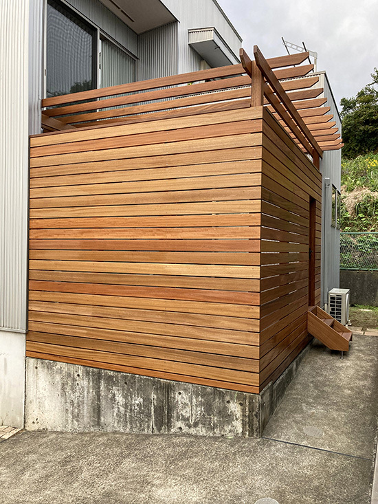 かっこいい外水栓のあるウッドデッキ