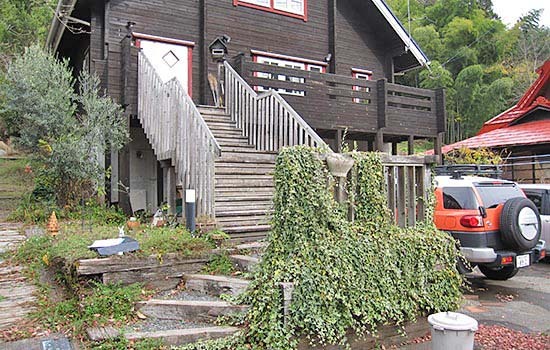 豊かな自然に囲まれた、大きなウッドデッキ１