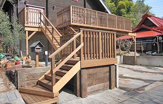 豊かな自然に囲まれた、大きなウッドデッキ２