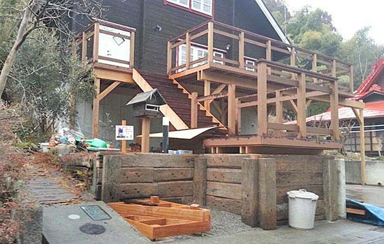 豊かな自然に囲まれた、大きなウッドデッキ３