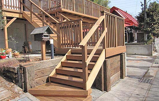 豊かな自然に囲まれた、大きなウッドデッキ４