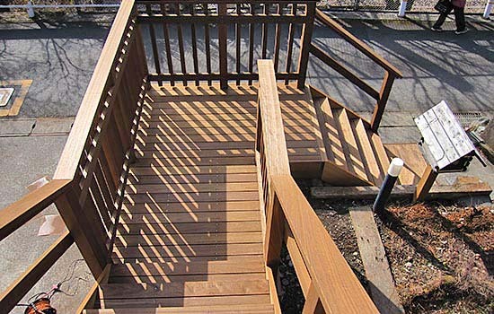 豊かな自然に囲まれた、大きなウッドデッキ７