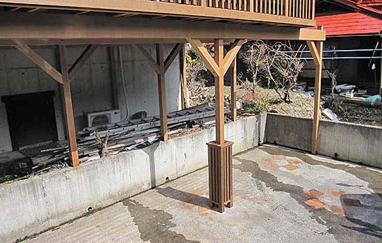 豊かな自然に囲まれた、大きなウッドデッキ８