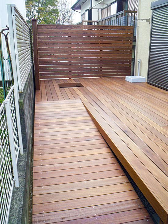 スロープのあるウッドデッキ１