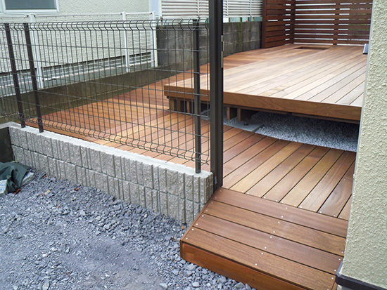 スロープのあるウッドデッキ１