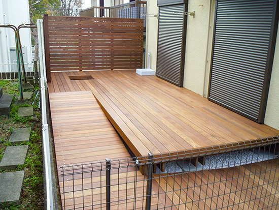 スロープのあるウッドデッキ１