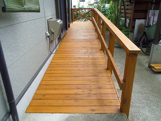 スロープのあるウッドデッキ２