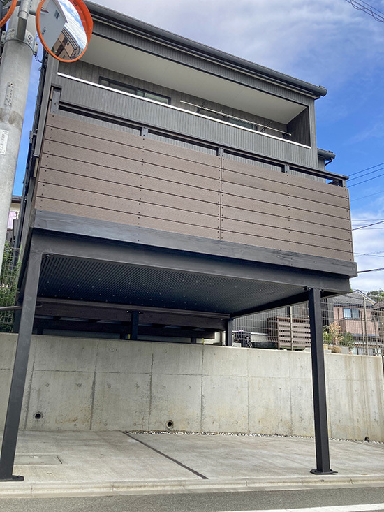 人工木と自然木の組み合わせたカーポートデッキ