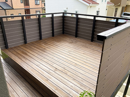人工木と自然木の組み合わせたカーポートデッキ
