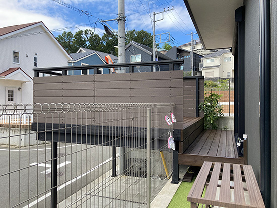 人工木と自然木の組み合わせたカーポートデッキ