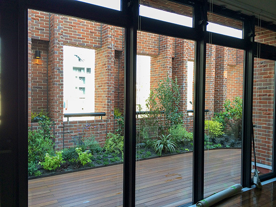 屋上緑化とウッドデッキ