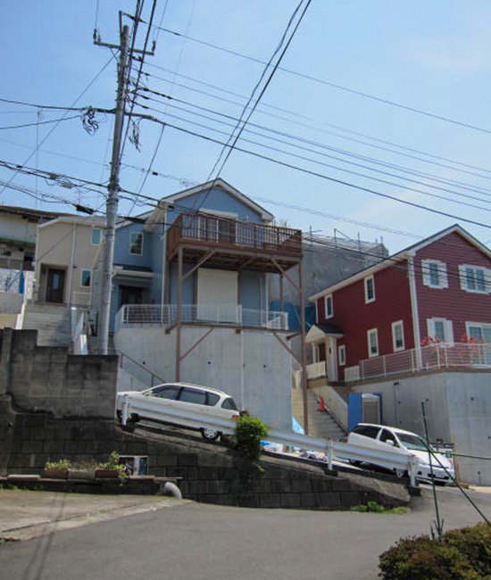 傾斜地に設置したベランダウッドデッキ