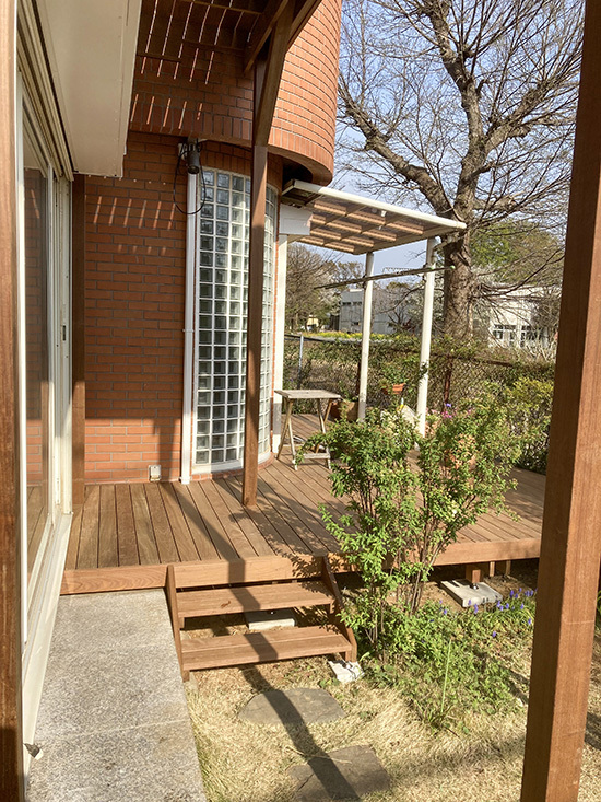 ヨーロッパ風のお宅に設置したウッドデッキ