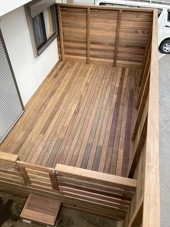 視線を完全にカットしたウッドデッキ
