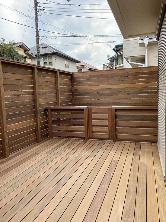 視線を完全にカットしたウッドデッキ