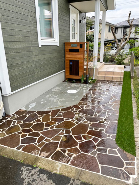 玄関アプローチに設置した多機能ポスト