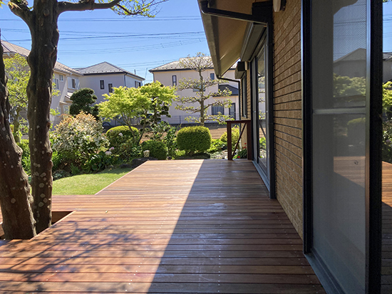 樹木と一体化したウッドデッキ