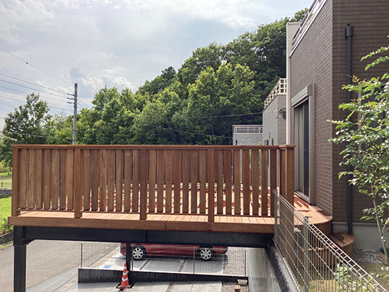 鉄骨で構造を作ったカーポートデッキ