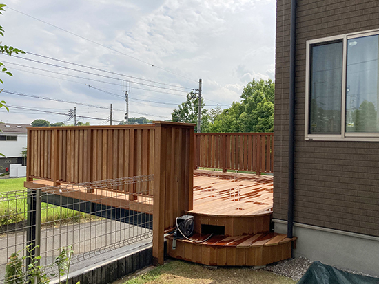 鉄骨で構造を作ったカーポートデッキ