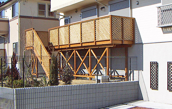 ２階の部屋から出入りするベランダウッドデッキ