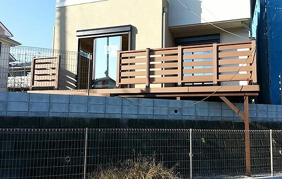 人工木材を使った変形敷地のウッドデッキ１