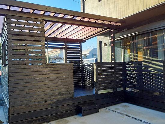 山小屋風のウッドデッキ