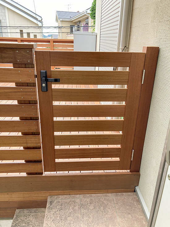 駐車スペースの上がウッドデッキ