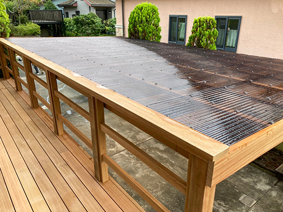 ウッドデッキと一体化した木製カーポート