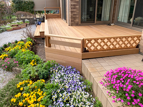 手すりの高さを低くしたウッドデッキ