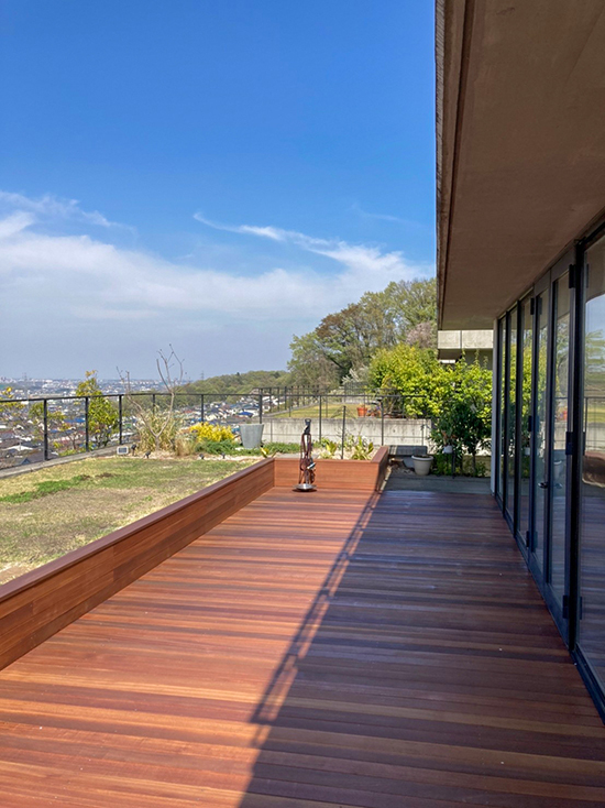 抜群の眺望を誇るウッドデッキ