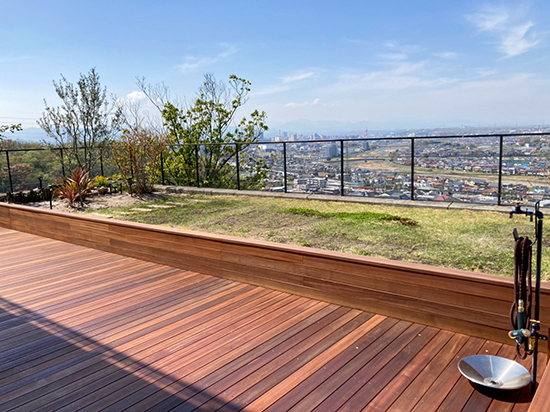 抜群の眺望を誇るウッドデッキ