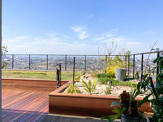 抜群の眺望を誇るウッドデッキ