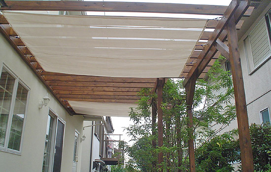 簡易的なオーニング（日よけ）付パーゴラ