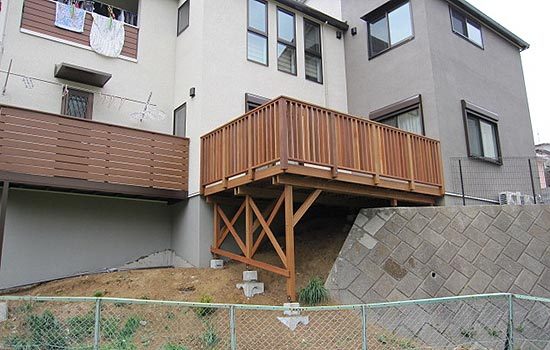 傾斜地のウッドデッキ１