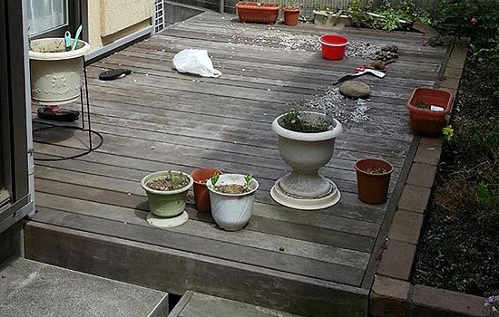 イペ材ウッドデッキの、色の塗り替えメンテナンス１