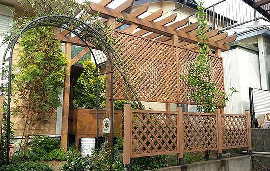 バツー材のパーゴラとウッドフェンス２