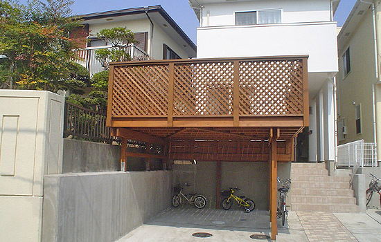 カーポートの上がウッドデッキ