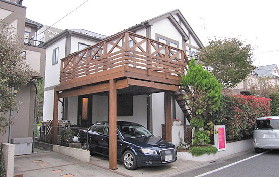 カーポートの上がウッドデッキ