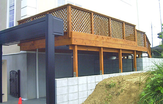 カーポートの上がウッドデッキ＿段差のある敷地