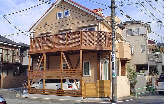 カーポートの上がウッドデッキ＿家屋との一体感